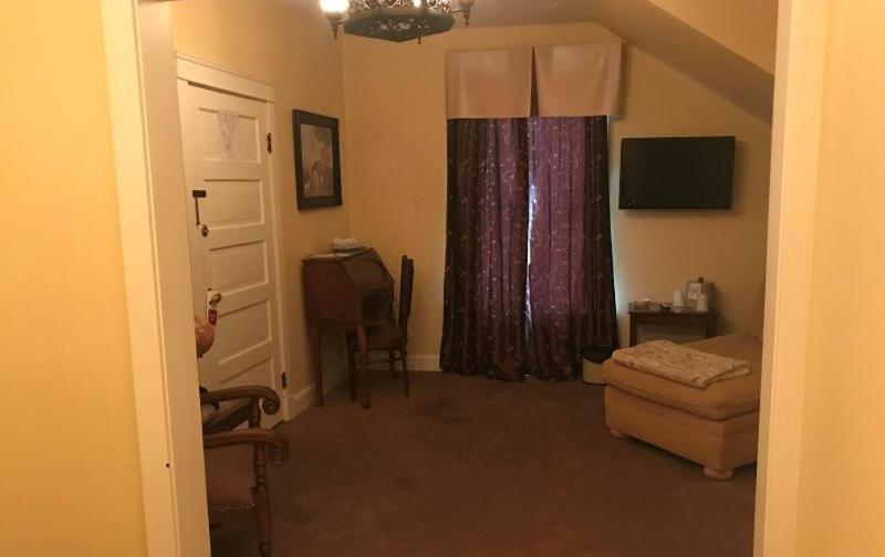 Ye Olde English Inn Холлистер Экстерьер фото